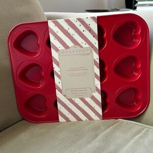 NWT The Bakeshop 12 cup ❤️ cake pan